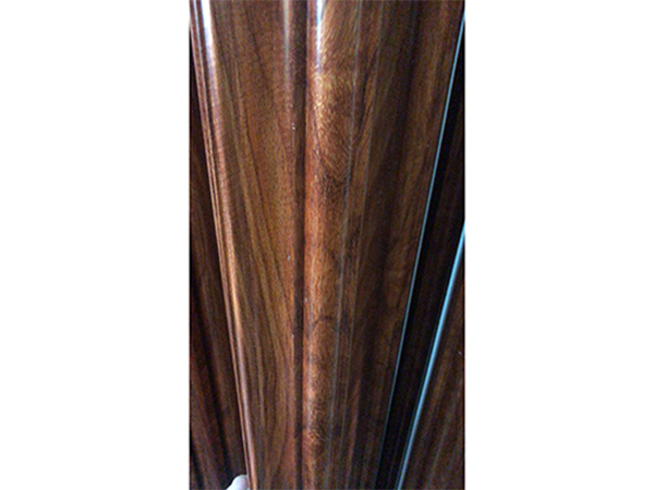 收口線條一方面起到收口作用，另一方面裝飾美觀作用